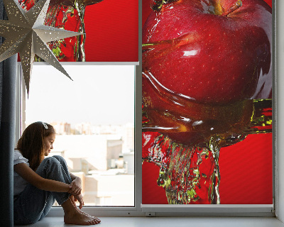 Ablak roló Piros alma a vízben