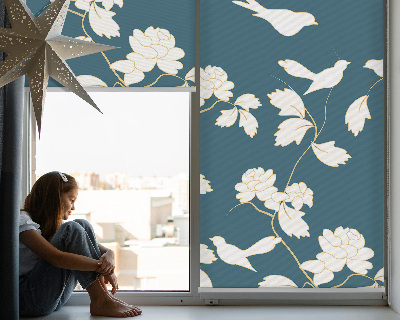 Árnyékoló ablakra Fehér madarak fehér virágokon