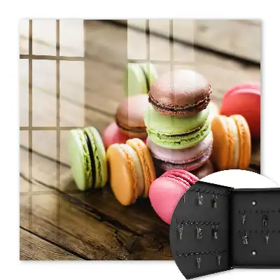 Kulcstartó szekrény Színes édességek fa háttéren