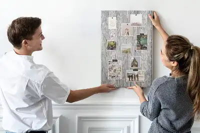 Nagy méretű parafatábla nyers fa kerettel