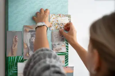 Művészi levelek absztrakt mintás színes parafatábla