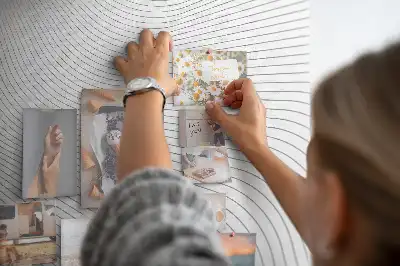 Színes parafatábla szürke vonalak mintával