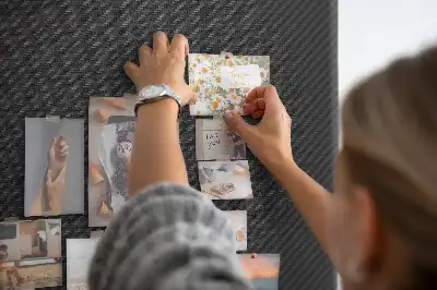 Nagy méretű parafatábla sötét kerettel