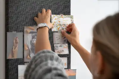 Nagy méretű parafatábla sötét kerettel