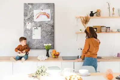 Színes parafatábla mély sötét márvány mintával