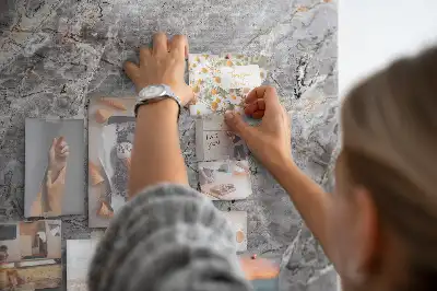 Színes parafatábla mély sötét márvány mintával
