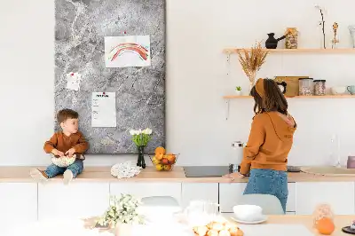 Színes parafatábla mély sötét márvány mintával
