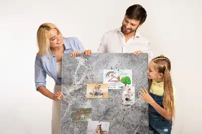 Színes parafatábla mély sötét márvány mintával