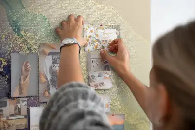 Nagy méretű parafatábla márvány mintás csillámporos díszítéssel