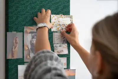 Színes parafatábla lineáris levélmintával