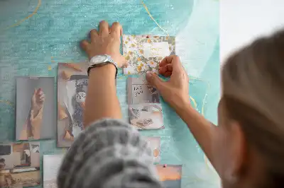 Színes márvány mintás parafatábla absztrakt motívummal