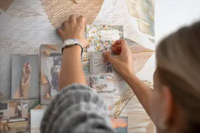 Színes parafatábla madártoll motívummal