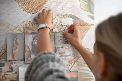 Színes parafatábla madártoll motívummal