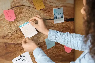 Fali parafa üzenőtábla fa textúrával
