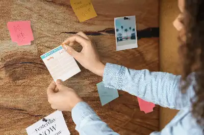 Fali parafa üzenőtábla fa textúrával