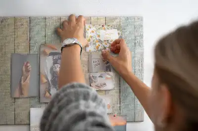 Színes deszkák mintázatú fali parafa üzenőtábla