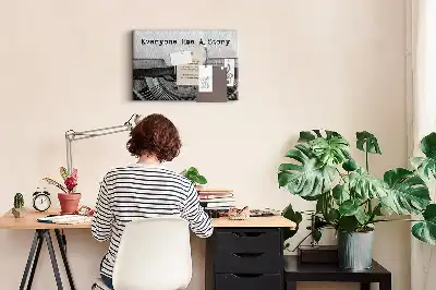 Mindenkinek van egy története feliratú parafa üzenőtábla