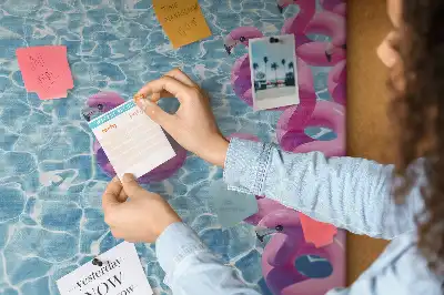 Pitypangok és flamingók mintás parafatábla