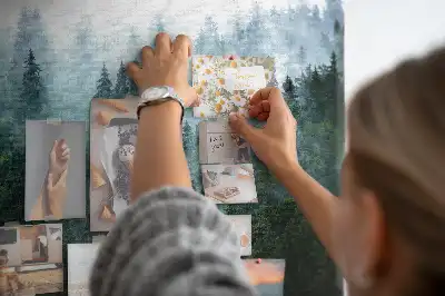 Ködös fenyőerdő mintájú parafatábla