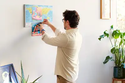 Világtérképes parafa üzenőtábla zászlókkal