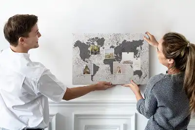 Fali parafa üzenőtábla kontinensek nyers körvonalával