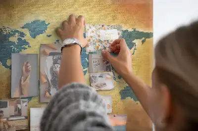 Retro földgömb mintás parafatábla kartográfia stílusban