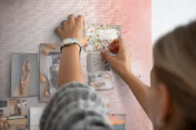 Rózsaszín márványmintás parafatábla