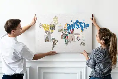 Fali parafa üzenőtábla térképet alkotó feliratokkal
