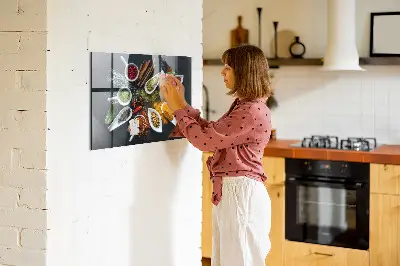 Fali üzenőtábla fűszerekkel