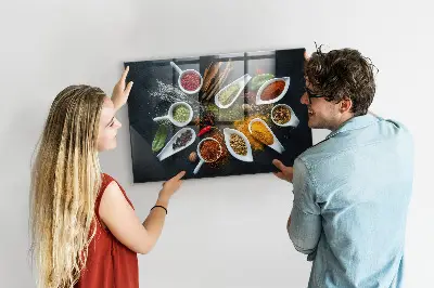 Fali üzenőtábla fűszerekkel