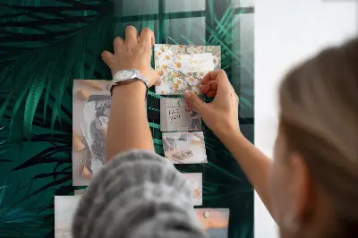 Fali üzenőtábla trópusi levelek mintával