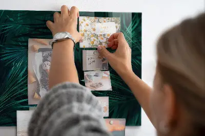 Fali üzenőtábla trópusi levelek mintával