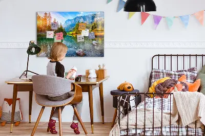 Fali üzenőtábla folyóparti hegyvidéki tájképpel