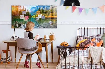 Fali üzenőtábla folyóparti hegyvidéki tájképpel