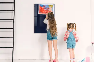Sötétkék fali üzenőtábla