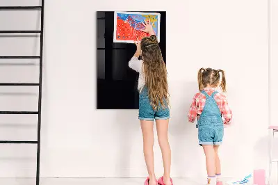 Fekete színű fali mágneses tábla