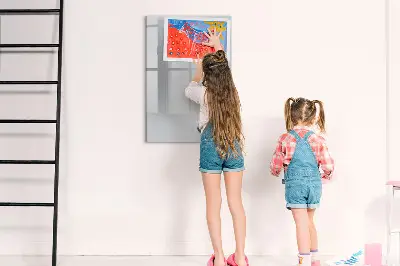 Világosszürke színű fali mágneses tábla
