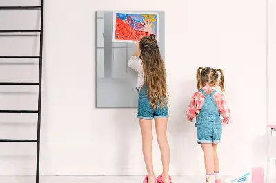Világosszürke színű fali mágneses tábla