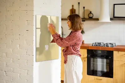 Krémszínű fali mágneses tábla