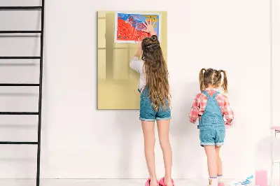Krémszínű fali mágneses tábla
