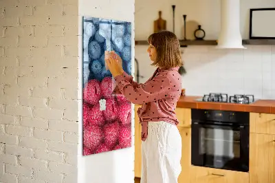 Mágneses fali tábla, áfonya és málna mintával