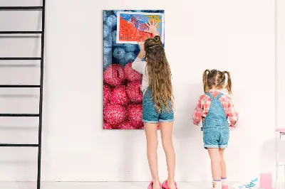 Mágneses fali tábla, áfonya és málna mintával