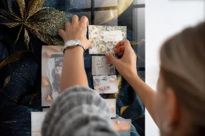 Mágneses fali tábla sötét virágos mintával
