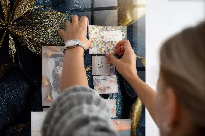 Mágneses fali tábla sötét virágos mintával