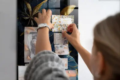 Mágneses fali tábla sötét virágos mintával