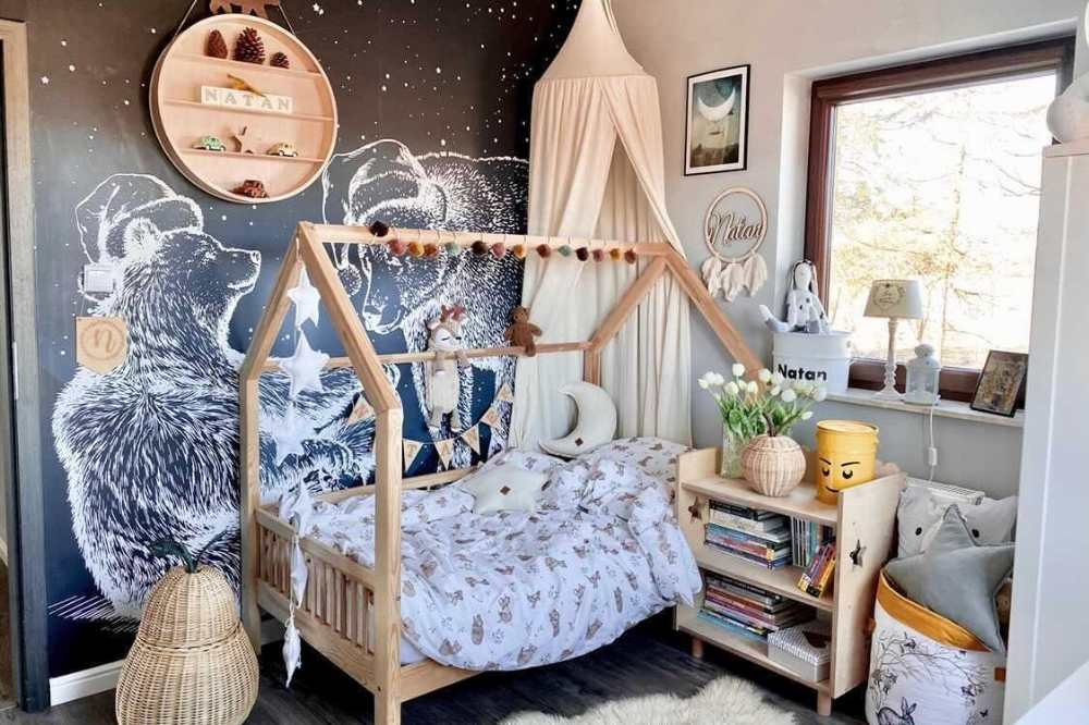 tapéta egy falra egy fiú szobába