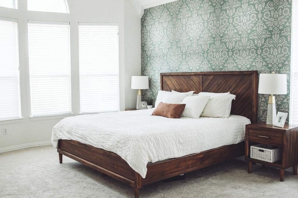 tapéta az egyik falra a hálószobába