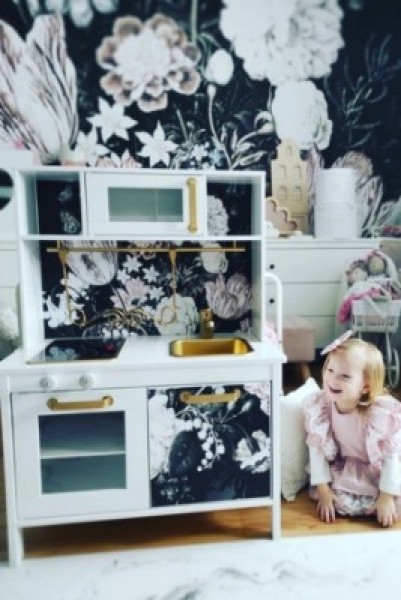 Hogyan lehet gyorsan megváltoztatni a régi IKEA bútorok megjelenését matricák segítségével?